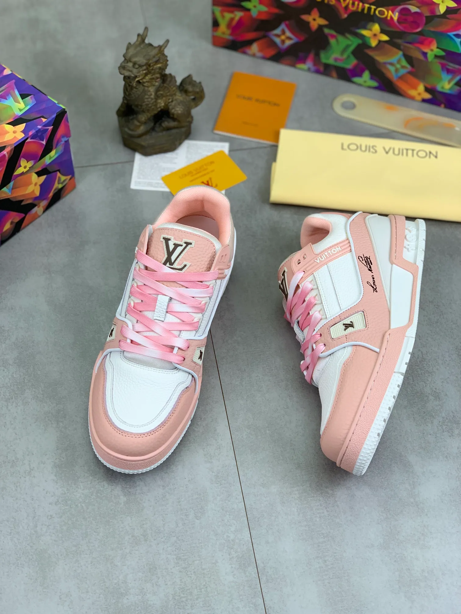 Men's men's shoes 💰P580 New style 💰💎💎Latest color High version 2025Louis*Vuitto* LV Traine Catwalk TRAINER outsole and fabric private model A shoe that definitely costs a lot of money and effort. This series was designed after the arrival of Vifgil. It is favored by many fans every season. Original TPU outsole Original packaging Color: black Available in white (available from stock, super fast shipping) Code number: 35-46